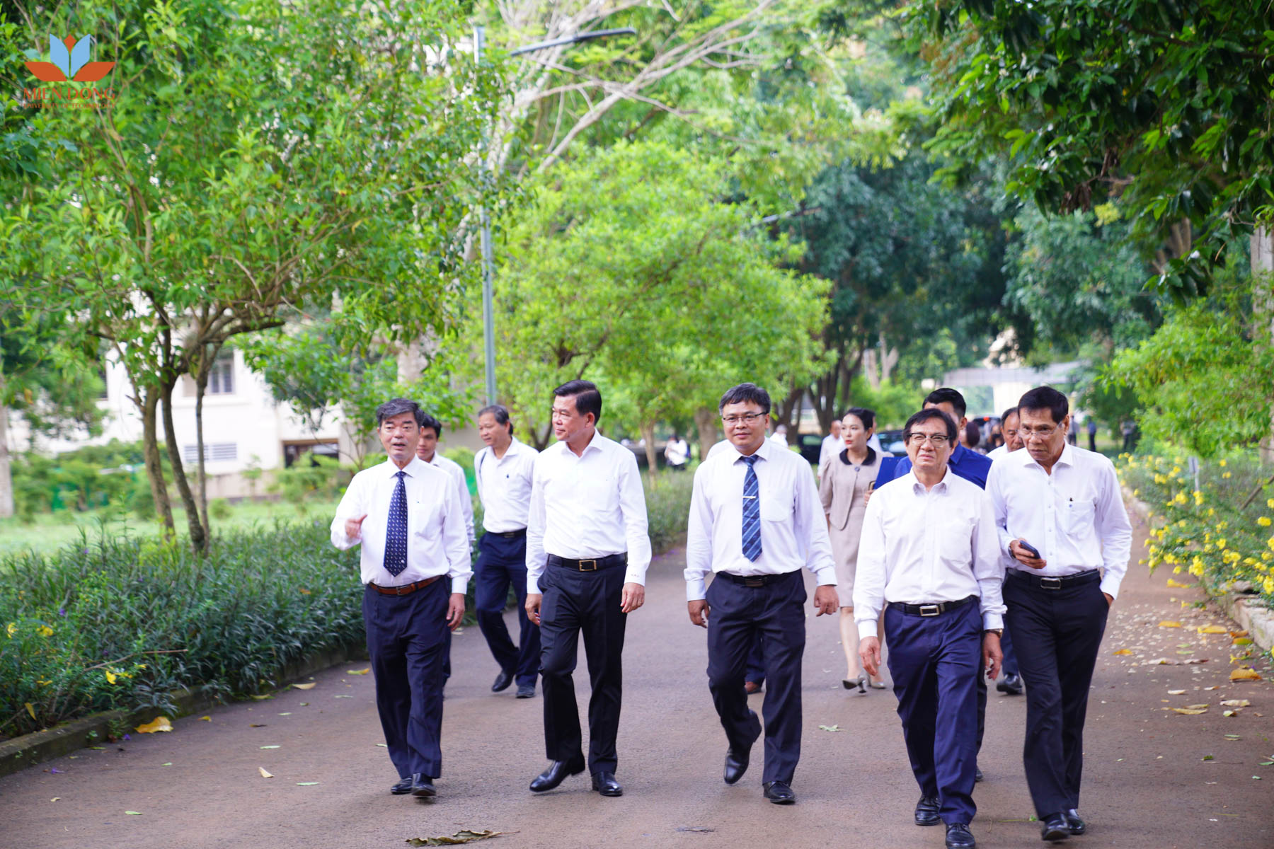 Bi thu tinh uy Nguyen Hong Linh tham quan truong MIT University-1