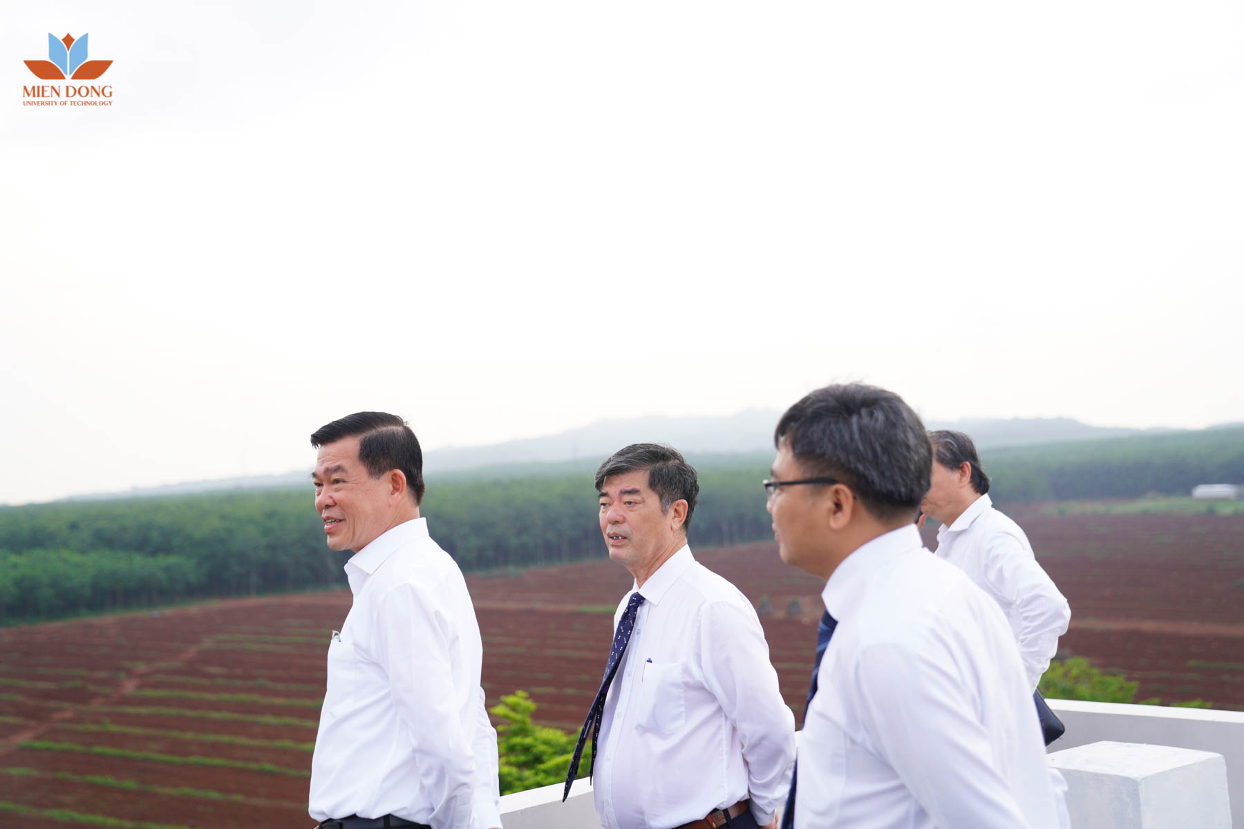 Bi thu tinh uy Nguyen Hong Linh tham quan truong MIT University-1