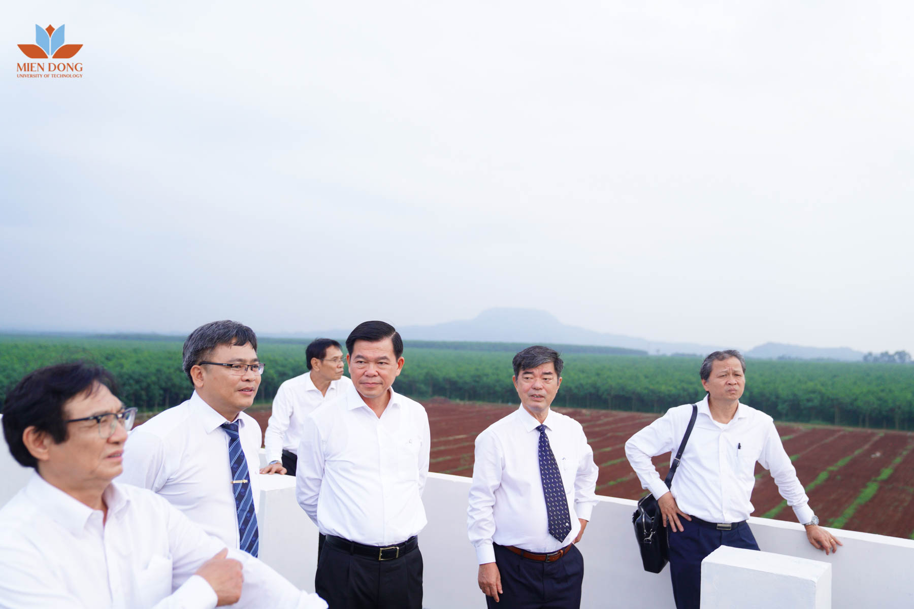 Bi thu tinh uy Nguyen Hong Linh tham quan truong MIT University-1