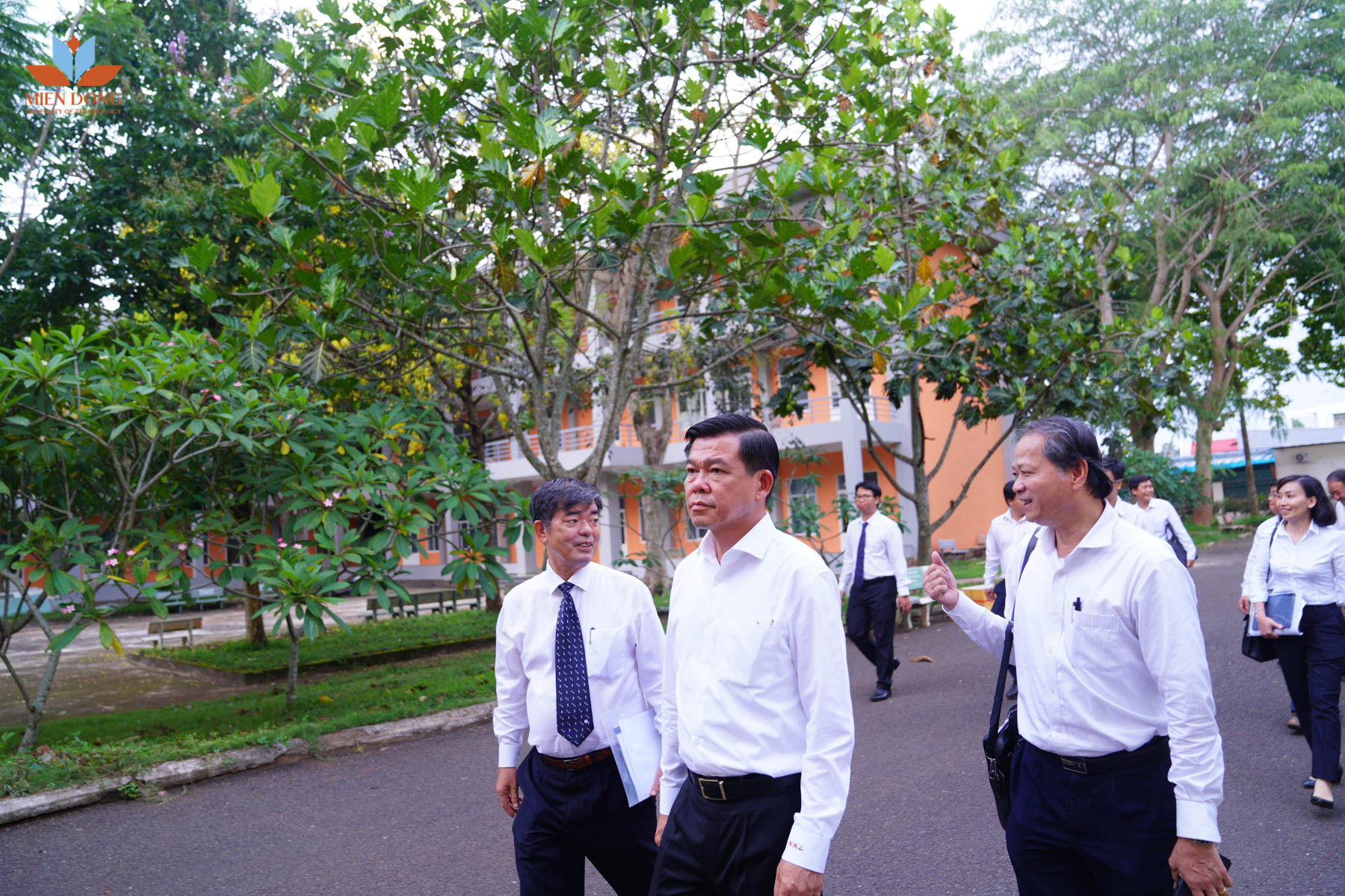 Bi thu tinh uy Nguyen Hong Linh tham quan truong MIT University-1