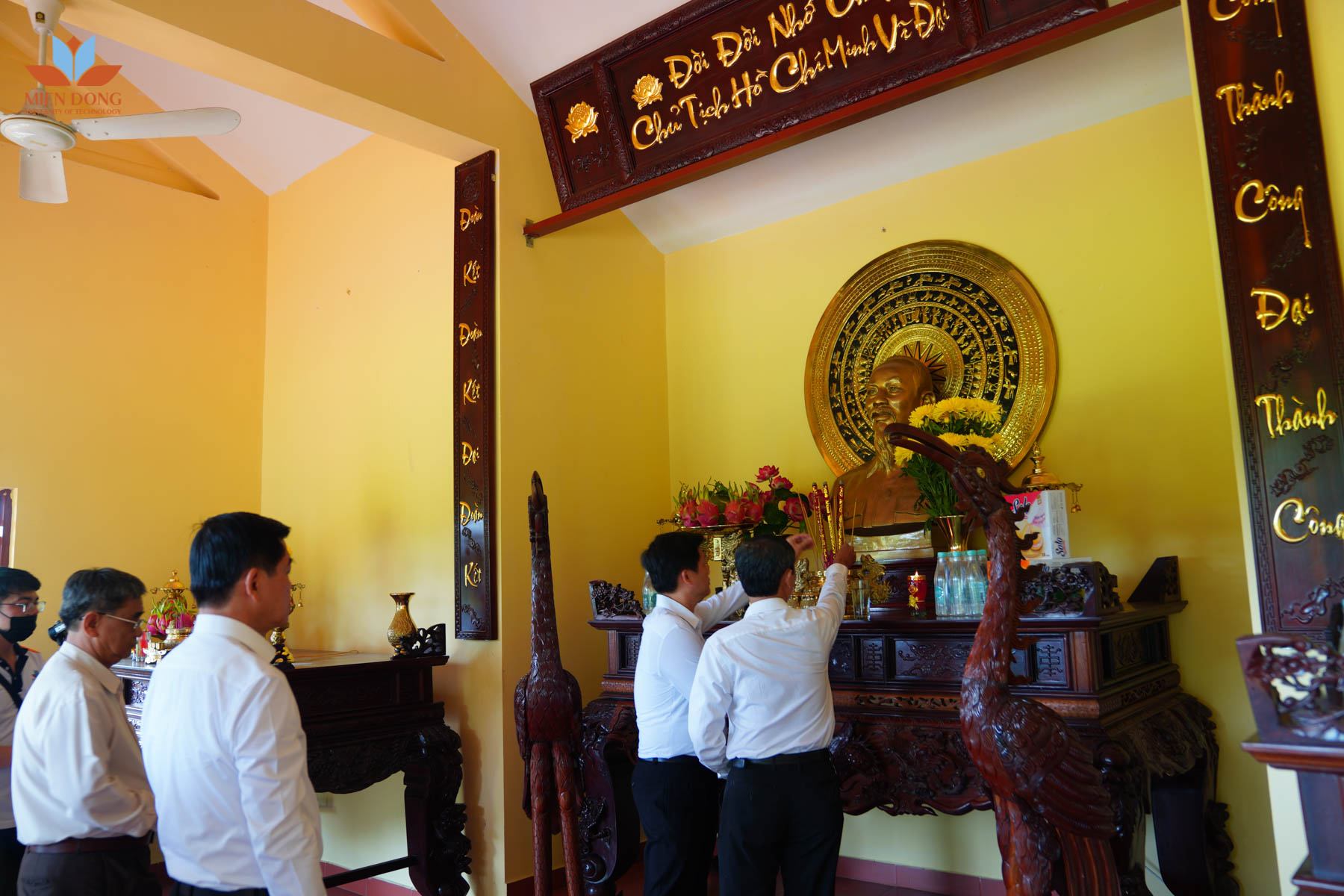 Dang huong tai den tho Bac Ho