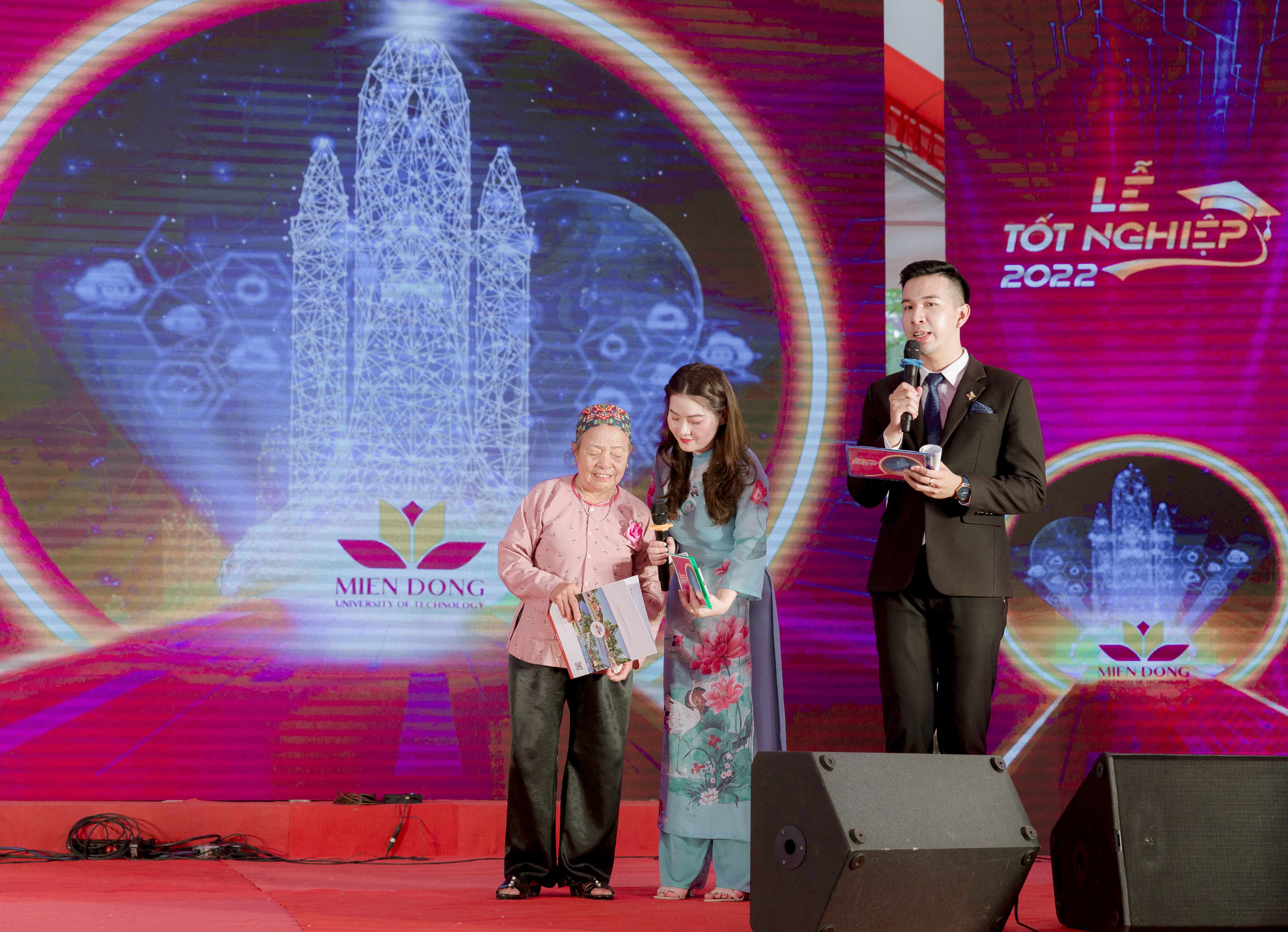 Trường đại học Công nghệ Miền Đông tổ chức Lễ tốt nghiệp đợt 1 năm 2022 cho 326 cử nhân, dược sĩ