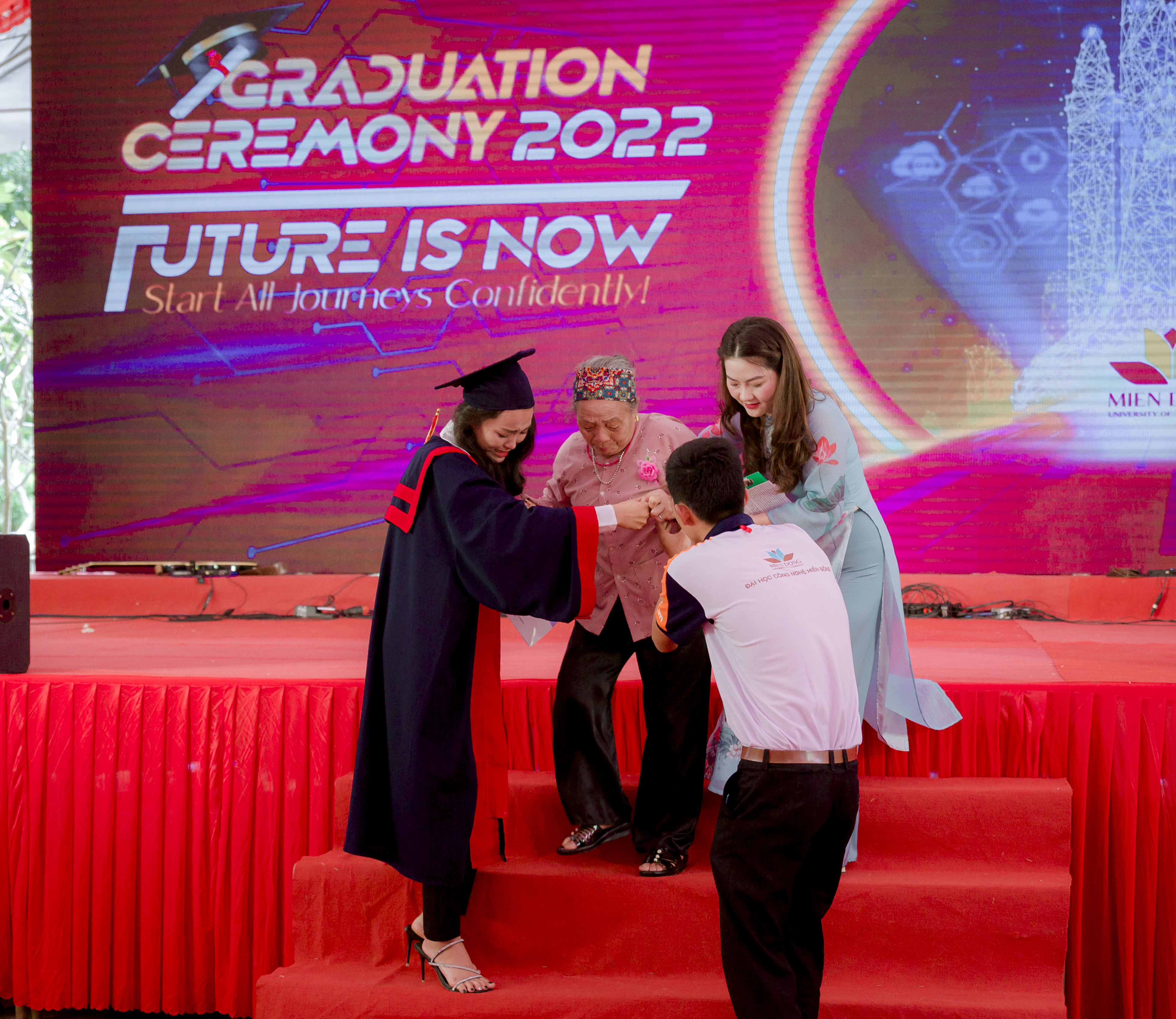 Trường đại học Công nghệ Miền Đông tổ chức Lễ tốt nghiệp đợt 1 năm 2022 cho 326 cử nhân, dược sĩ