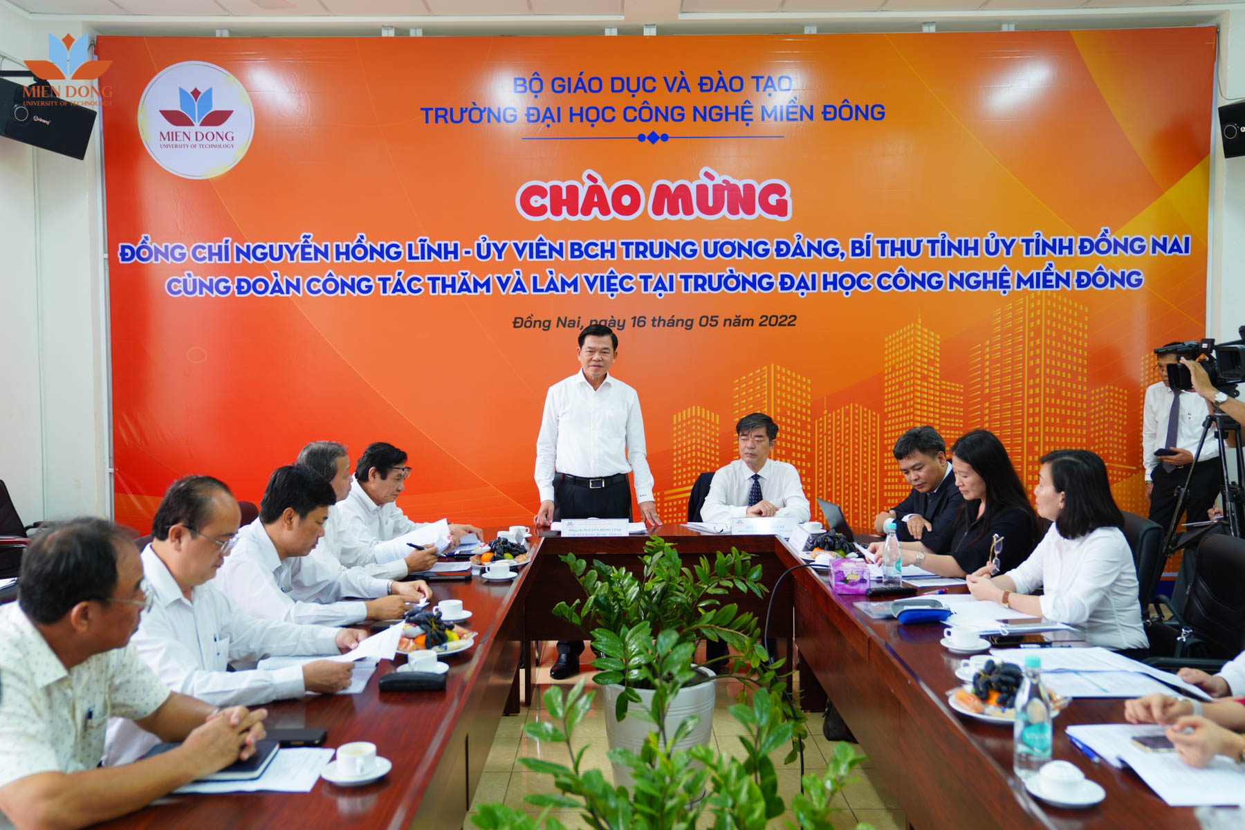 Toan canh buoi lam viec voi bi thu tinh uy Nguyen Hong Linh