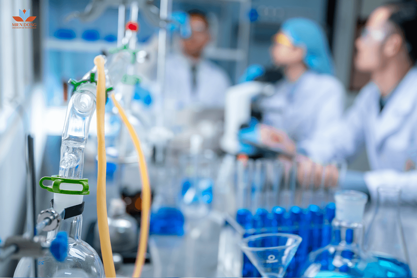 Vì-sao-bạn-nên-chọn-chuyên-ngành-sản-xuất-và-phát-triển-thuốc