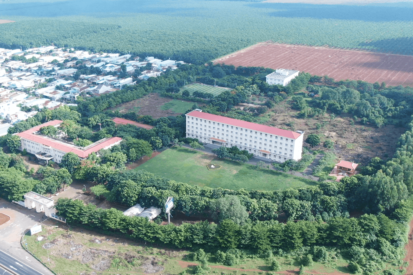 hoc phi truong dai hoc cong nghe mien dong la bao nhieu