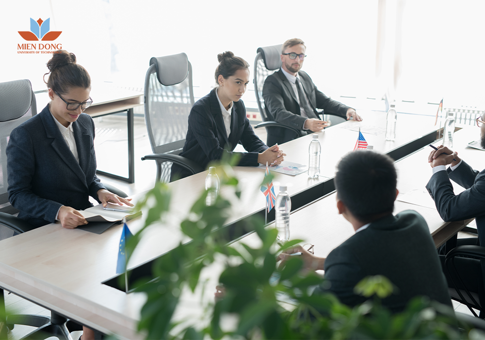 hoc kinh doanh quoc te ra lam gi