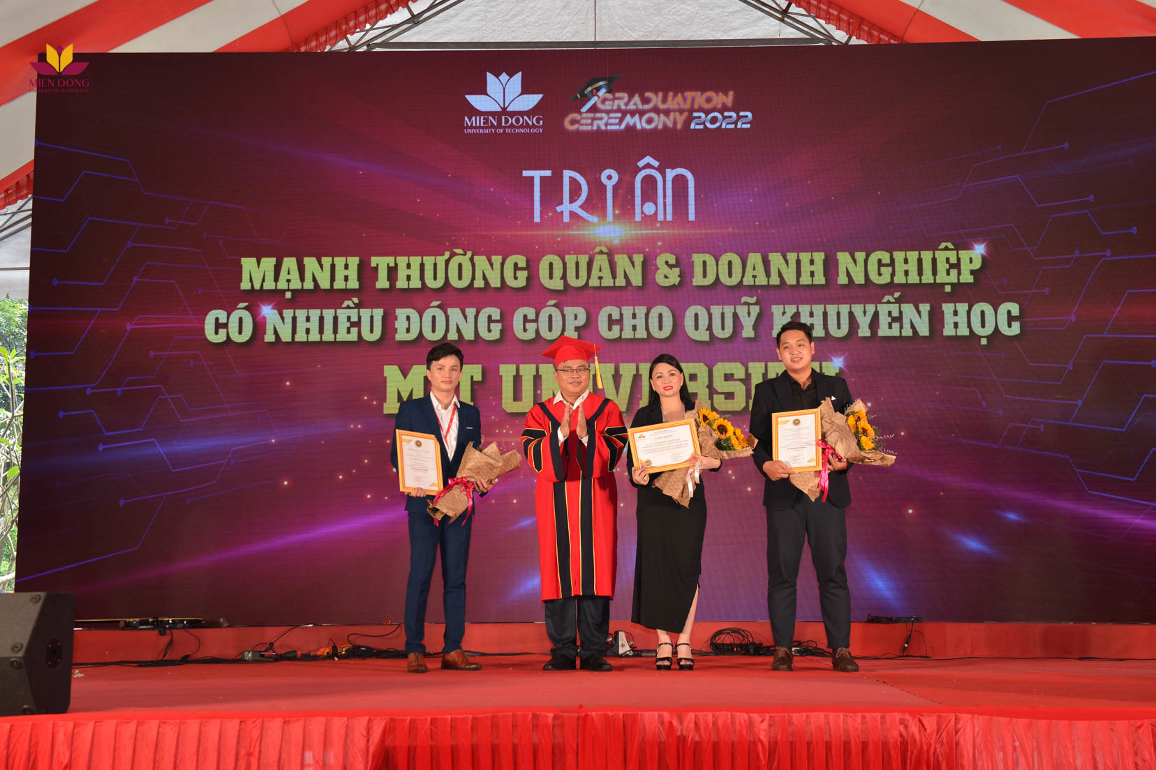 Trường đại học Công nghệ Miền Đông tổ chức Lễ tốt nghiệp đợt 1 năm 2022 cho 326 cử nhân, dược sĩ