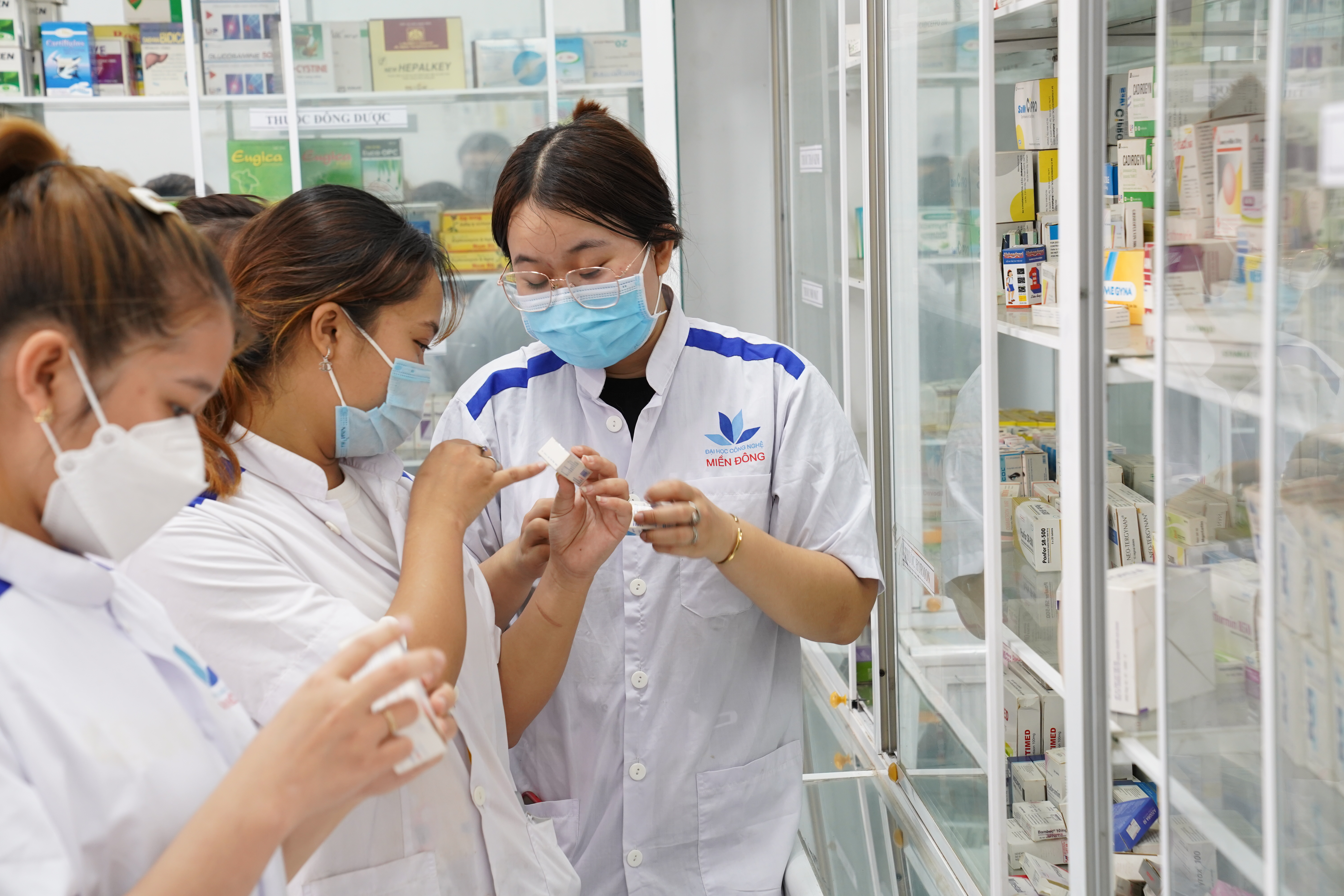 sinh-vien-nganh-duoc mit