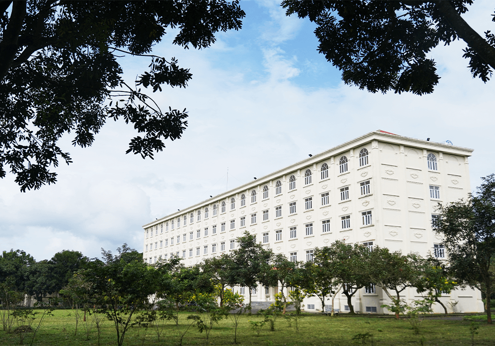 khuon vien truong dai hoc cong nghe mien dong